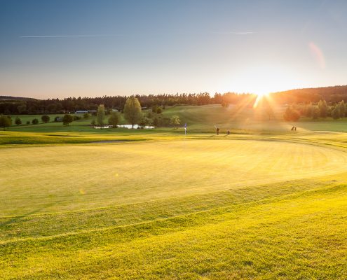 Blick vom 8. Grün mit Sonnenuntergang im Golfclub Praforst